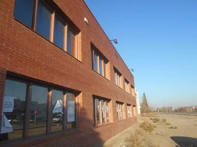 Außenansicht von Fabrikhallen zum Verkauf in Alcarràs