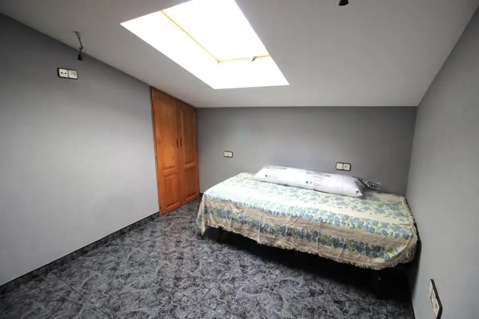 Dormitori de Casa o xalet en venda en Oviedo  amb Moblat