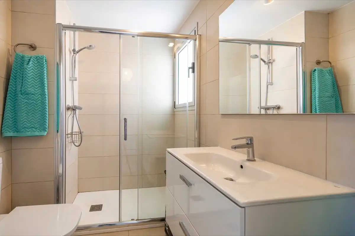 Badezimmer von Dachboden zum Verkauf in Dénia mit Klimaanlage, Heizung und Terrasse