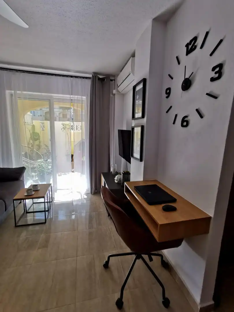 Habitación de Apartamento en venta en Torrevieja con Aire acondicionado, Terraza y Amueblado