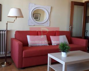 Sala d'estar de Apartament de lloguer en León Capital  amb Calefacció, Parquet i Terrassa