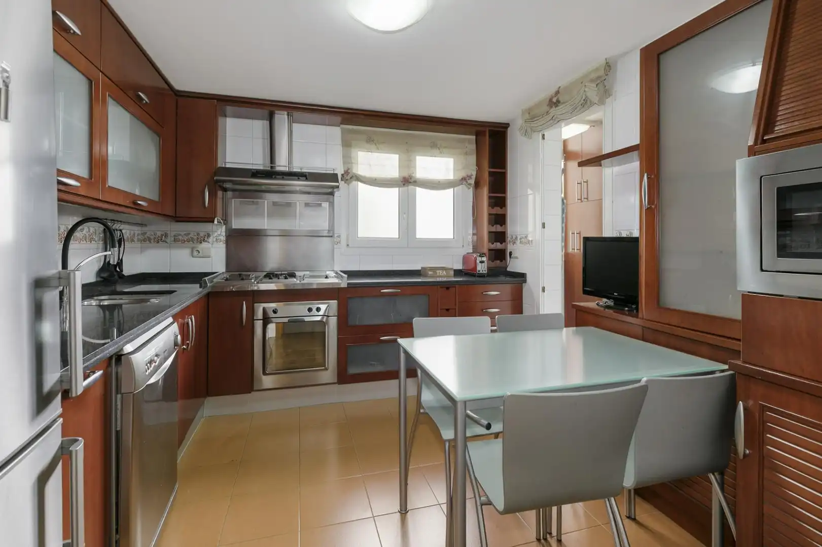 Cocina de Piso en venta en Granada con Calefacción, Balcón y Piscina comunitaria