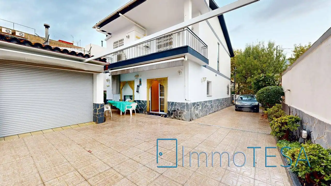Vista exterior de Casa o chalet en venta en Barberà del Vallès con Calefacción, Terraza y Balcón