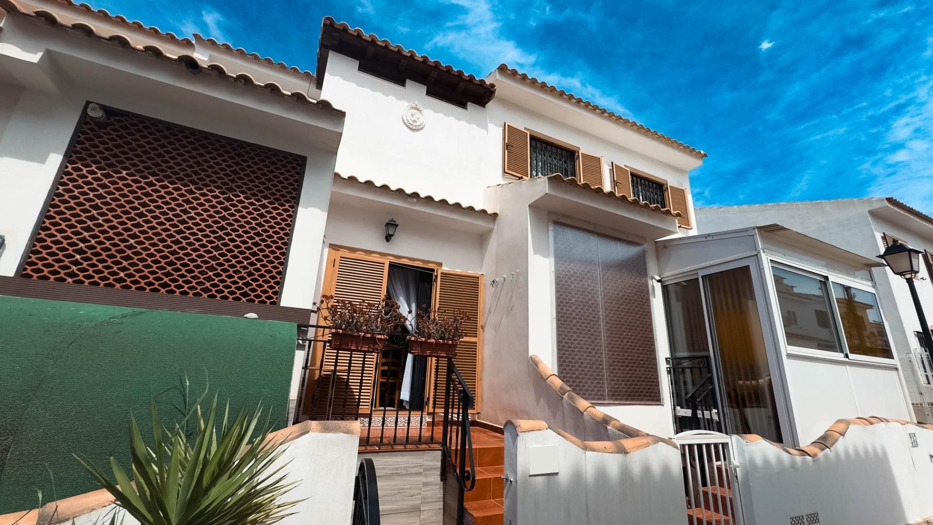 Vista exterior de Casa adosada en venda en Santa Pola amb Traster i Piscina comunitària