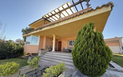 Vista exterior de Casa o xalet en venda en Boadilla del Monte amb Aire condicionat, Jardí privat i Traster