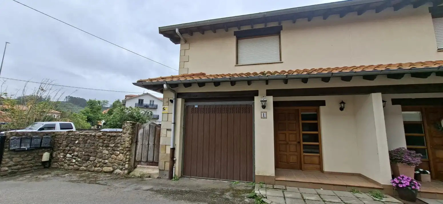 Vista exterior de Casa adosada en venda en Cabezón de la Sal amb Calefacció, Jardí privat i Parquet