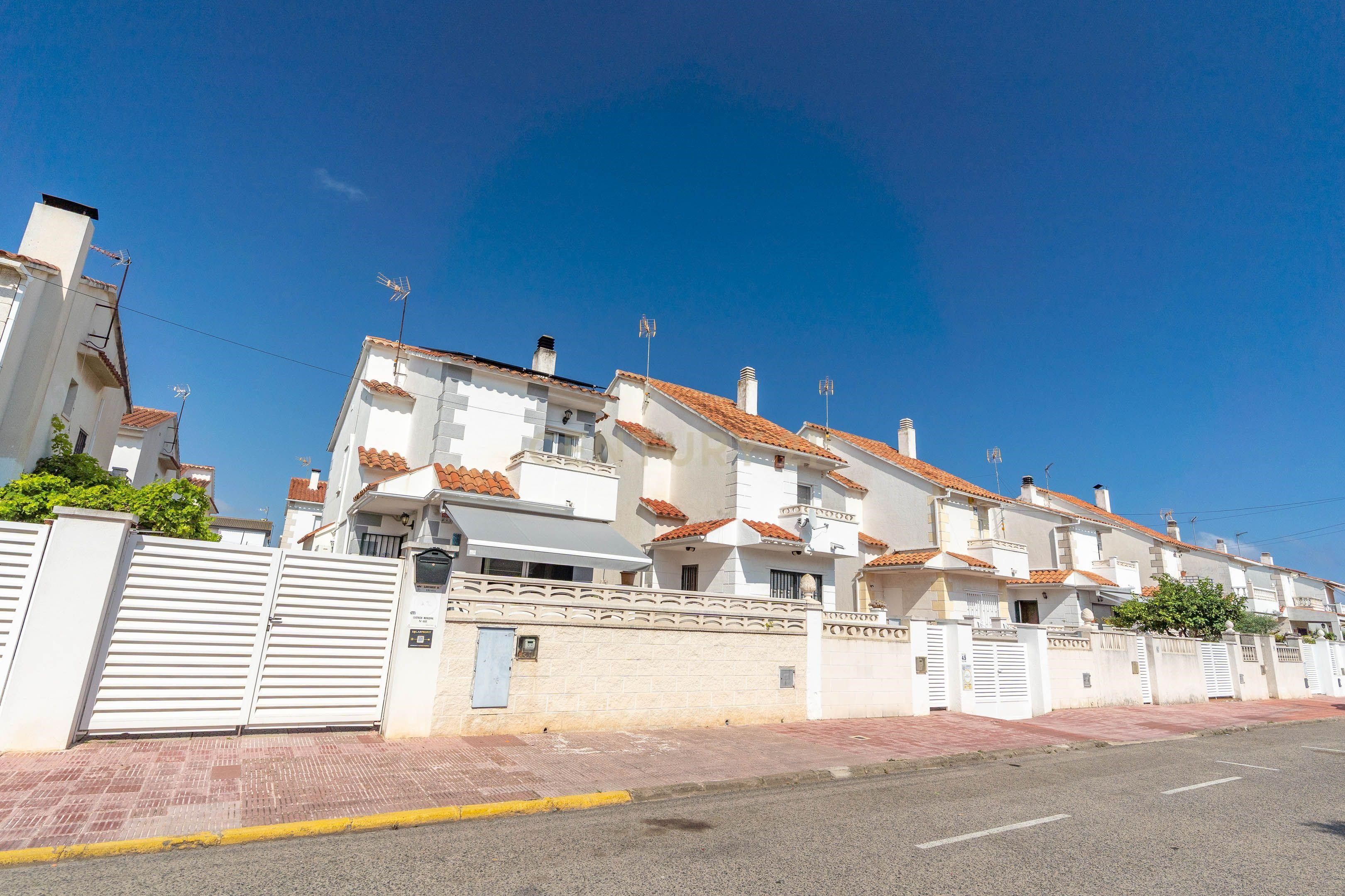 Exterior view of House or chalet for sale in Creixell  with Air Conditioner and Terrace