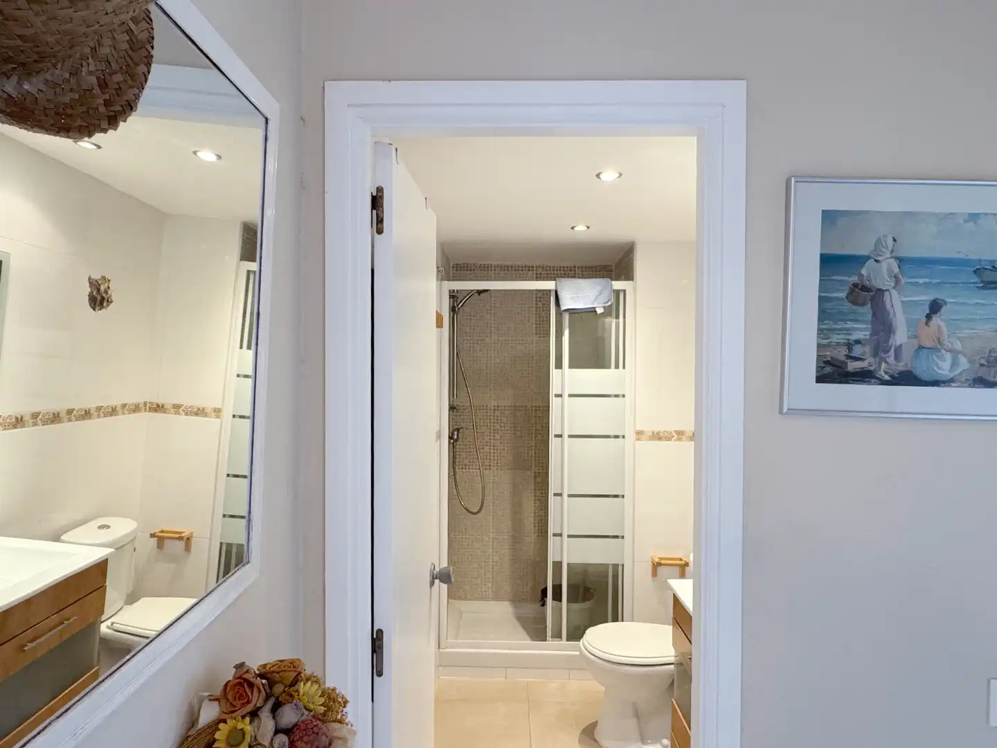 Badezimmer von Wohnungen zum Verkauf in L'Escala mit Klimaanlage, Parkett und Terrasse