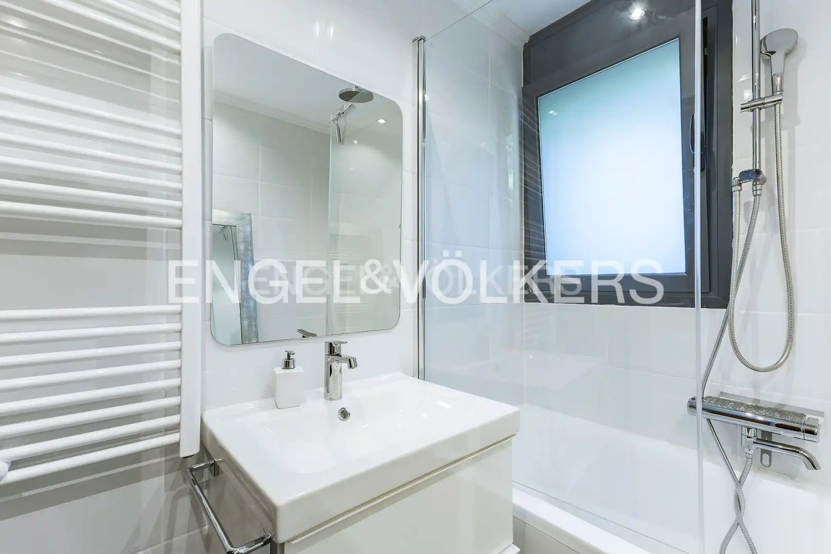 Bathroom of Houses for sale in Castelldefels  with Air Conditioner, Heating and Private garden