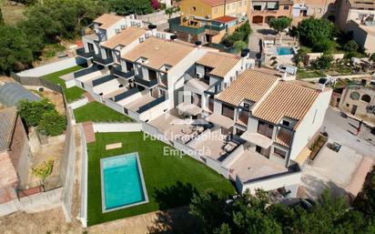 Vista exterior de Casa o xalet en venda en Llers amb Calefacció, Jardí privat i Terrassa