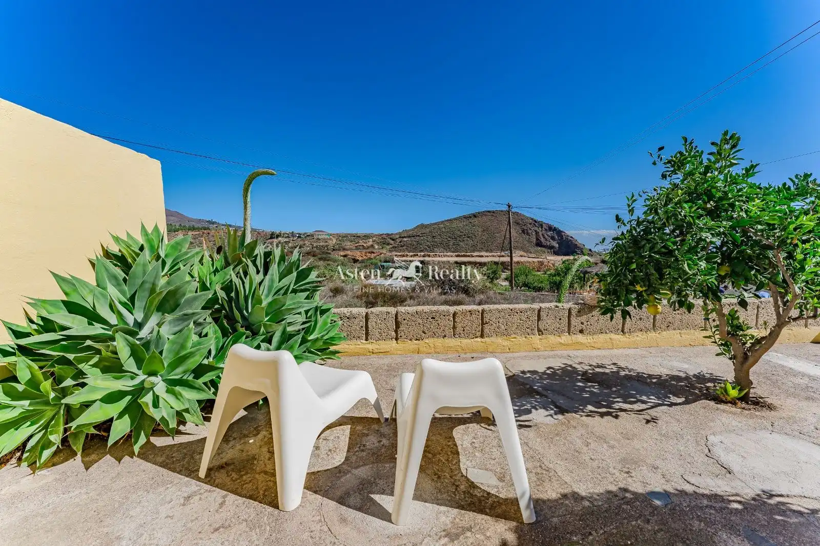 Vista exterior de Casa adosada en venda en San Miguel de Abona amb Jardí privat, Terrassa i Moblat