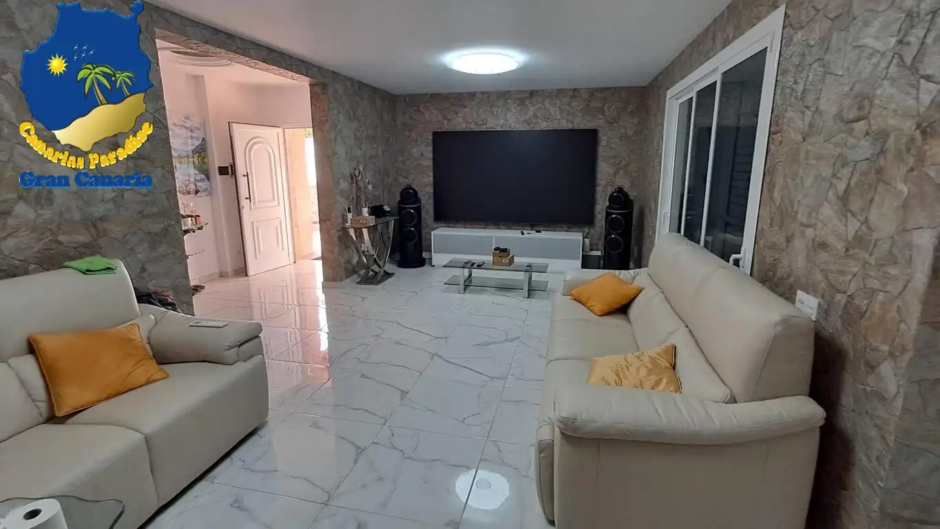 Sala d'estar de Casa o xalet en venda en San Bartolomé de Tirajana amb Aire condicionat, Terrassa i Moblat