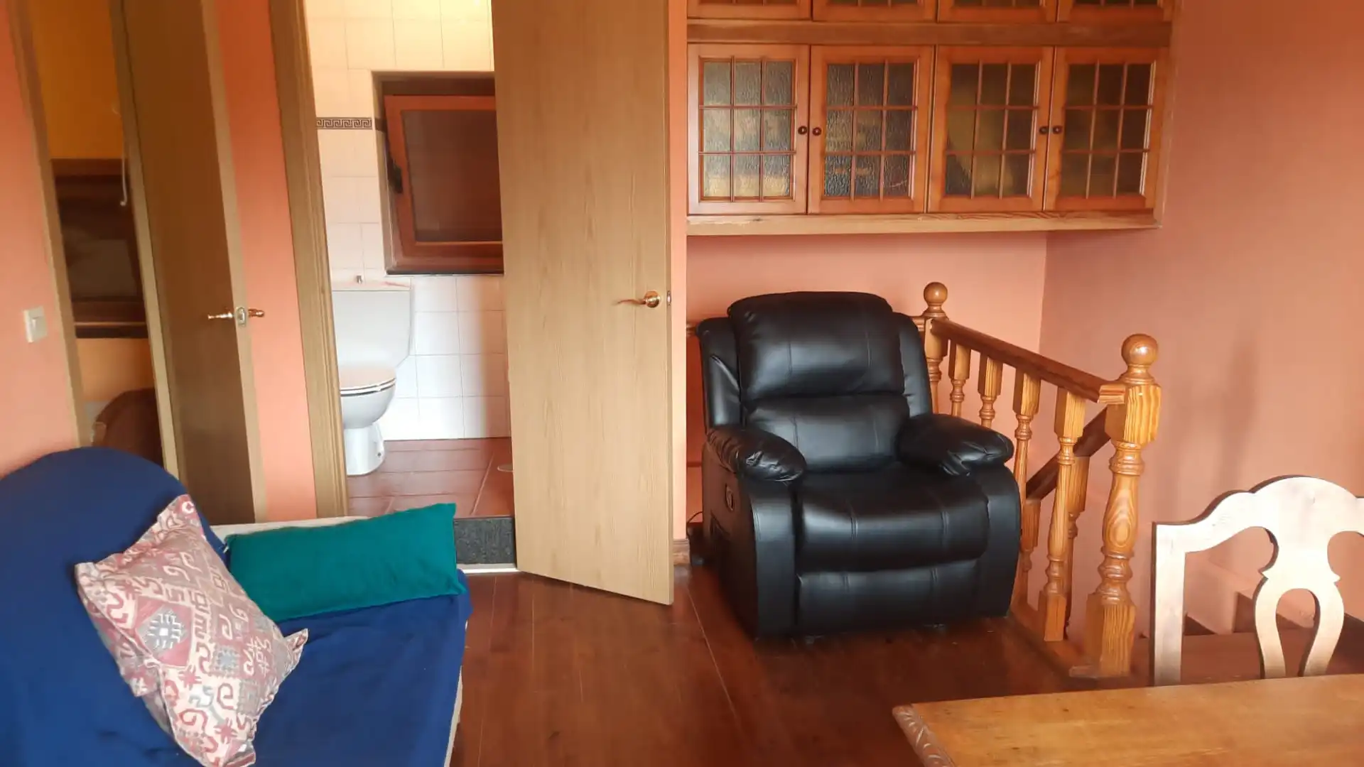 Sala d'estar de Casa o xalet en venda en Las Regueras   amb Calefacció, Terrassa i Forn