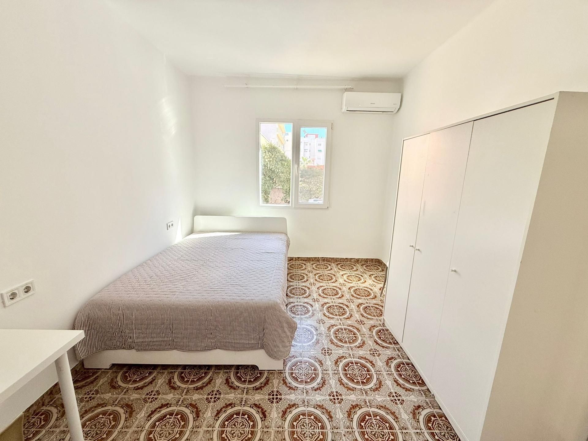 Dormitori de Pis de lloguer en  Valencia Capital amb Aire condicionat, Moblat i Balcó