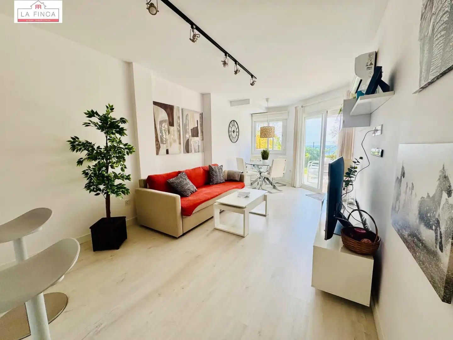 Sala d'estar de Pis en venda en Rincón de la Victoria amb Aire condicionat, Jardí privat i Terrassa