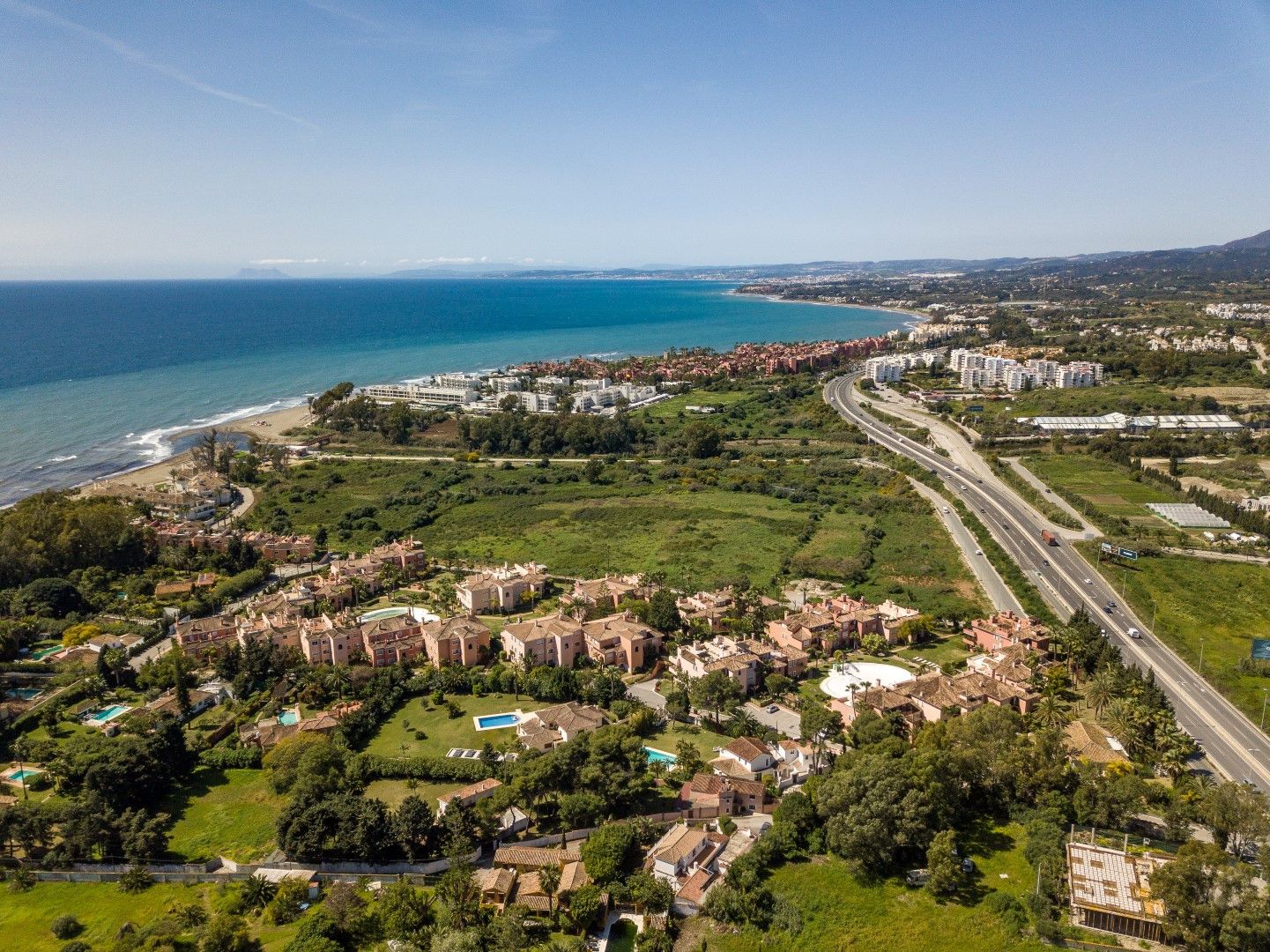 Vista exterior de Apartament en venda en Estepona amb Aire condicionat, Piscina i Piscina comunitària