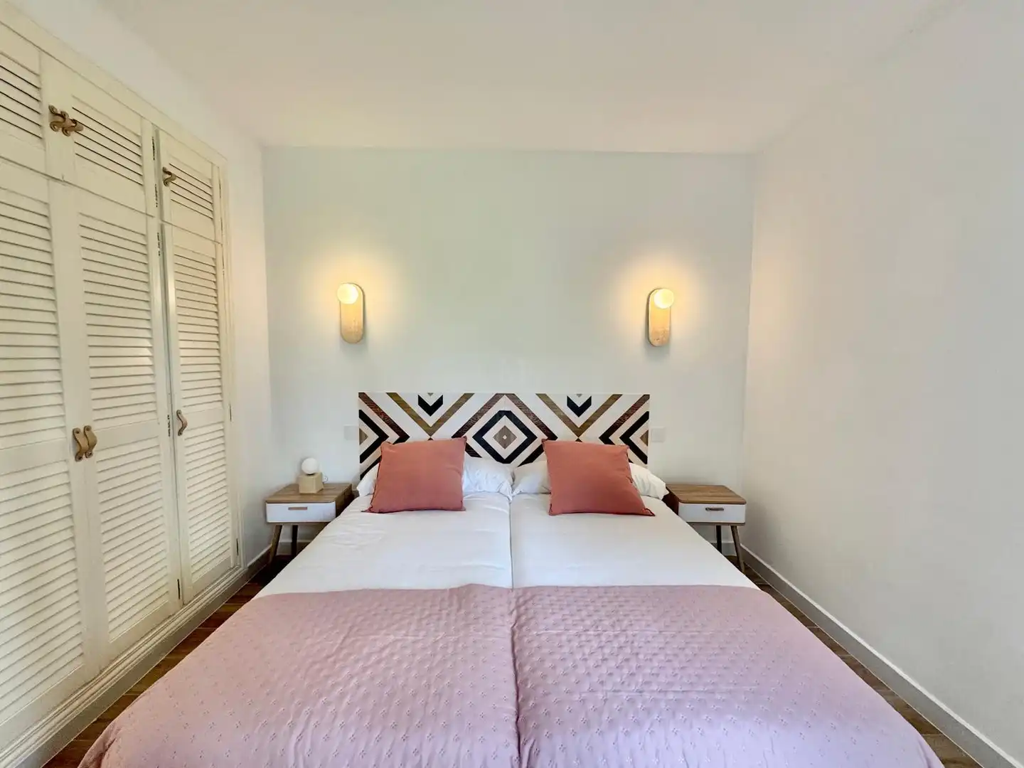 Schlafzimmer von Erdgeschoss zur Miete in Estepona mit Klimaanlage, Terrasse und Schwimmbad