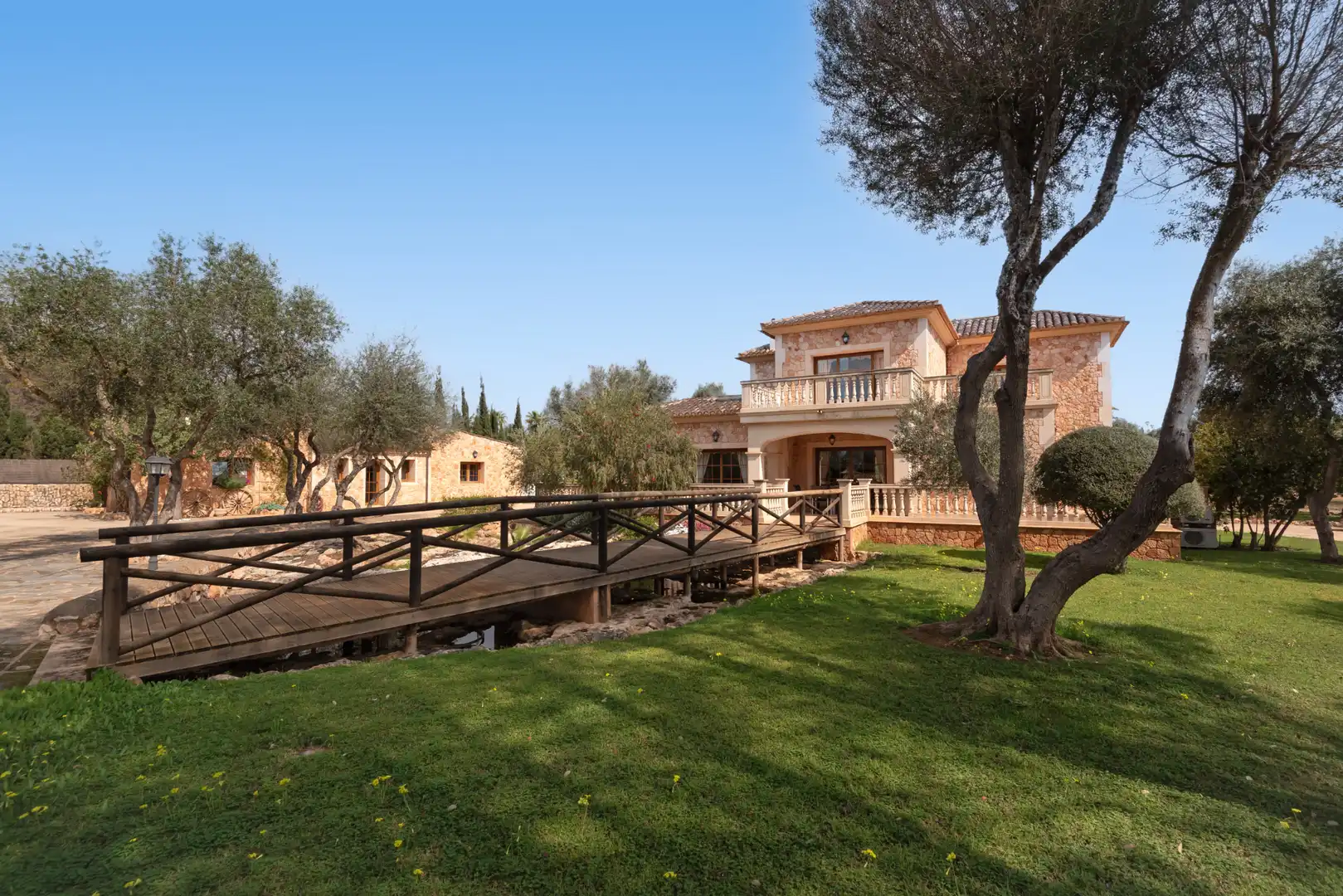 Vista exterior de Finca rústica en venda en Llucmajor amb Aire condicionat, Calefacció i Jardí privat