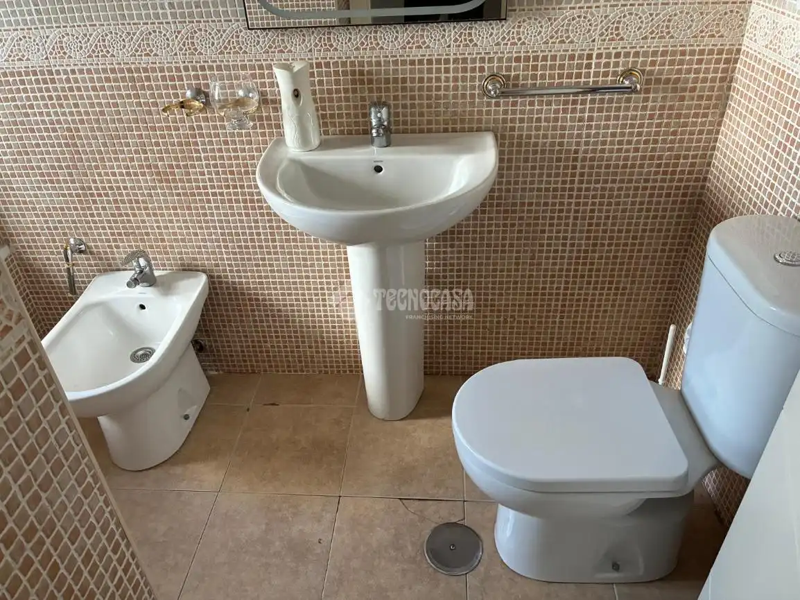 Baño de Ático de alquiler en Sevilla con Aire acondicionado, Terraza y Piscina