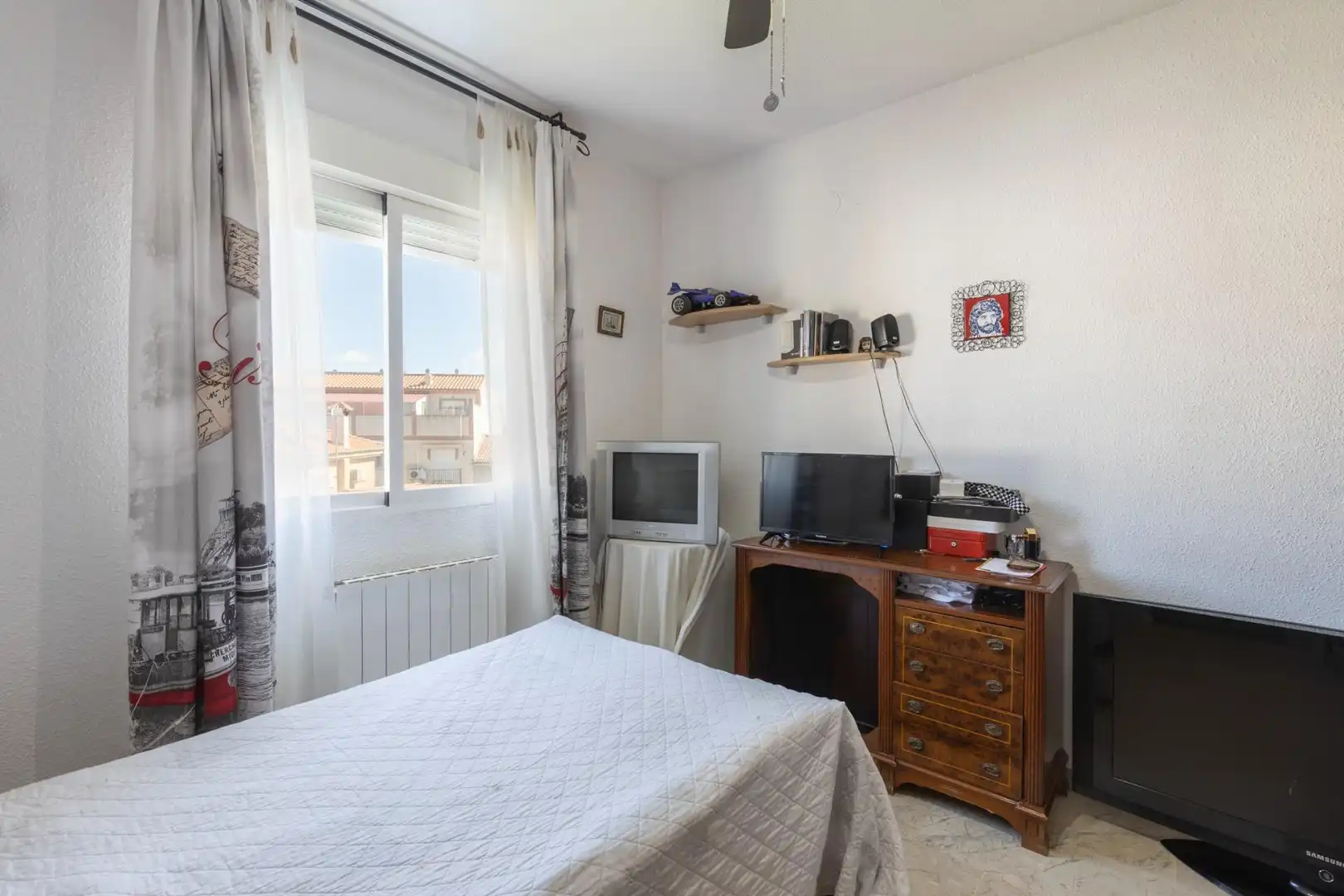 Dormitori de Casa adosada en venda en Las Gabias amb Aire condicionat, Calefacció i Jardí privat