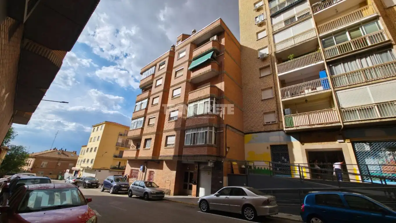 Vista exterior de Piso en venta en Guadalajara con Calefacción y Parquet