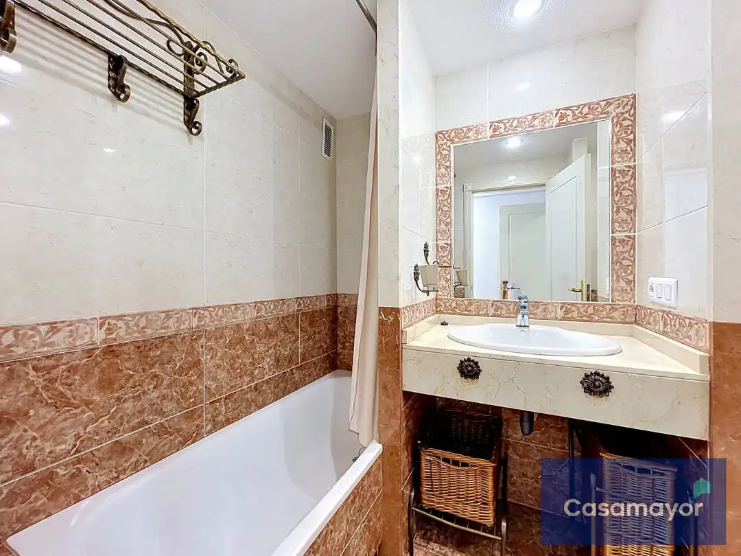 Baño de Piso en venta en Alicante / Alacant con Aire acondicionado, Calefacción y Jardín privado