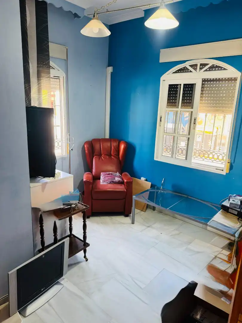 Sala d'estar de Casa adosada en venda en La Rinconada amb Aire condicionat, Jardí privat i Terrassa