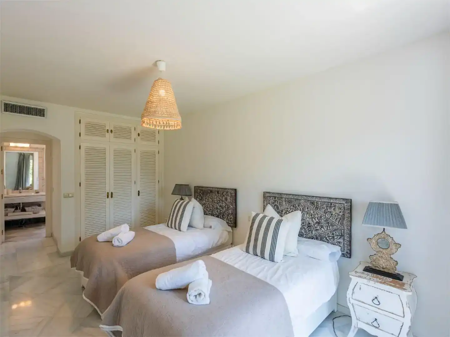 Schlafzimmer von Wohnung zur Miete in Estepona mit Klimaanlage, Schwimmbad und Balkon