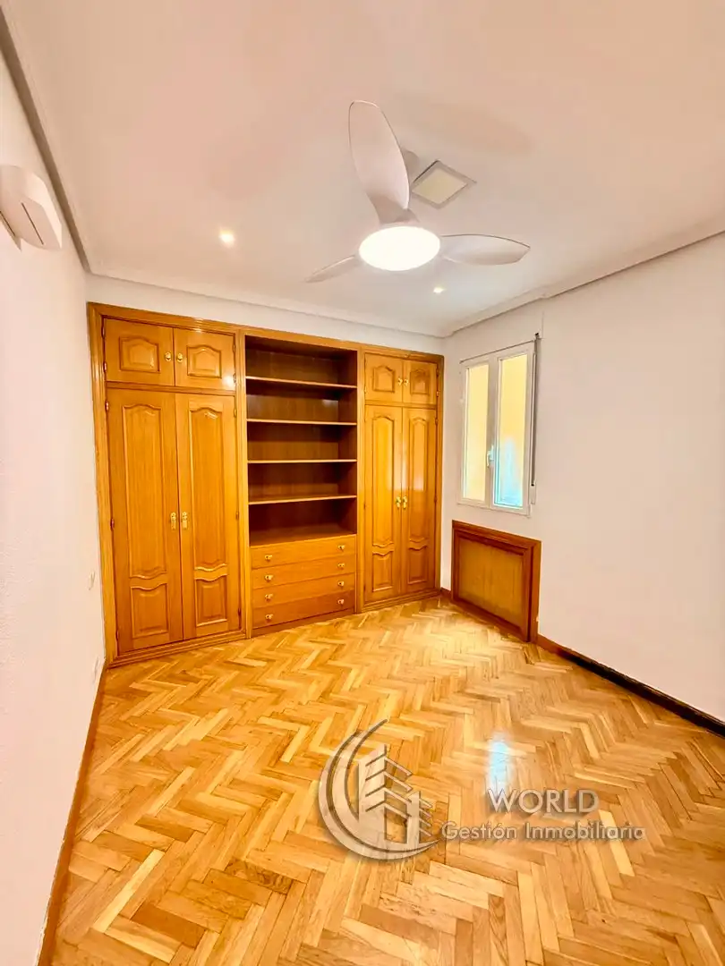 Bedroom of Flat for sale in Madrid  with Air Conditioner and Heating