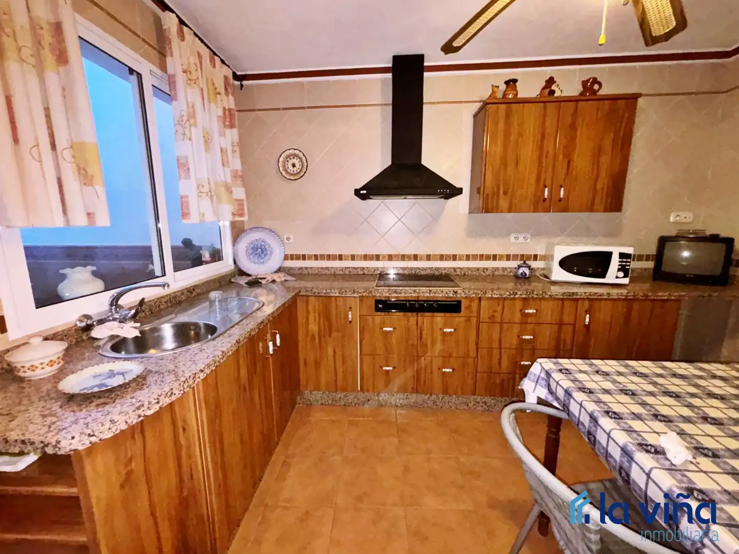 Cocina de Casa adosada en venta en Encinas Reales con Aire acondicionado, Terraza y Trastero