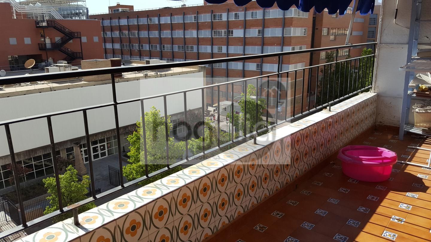 Terrassa de Pis de lloguer en  Sevilla Capital amb Aire condicionat i Moblat