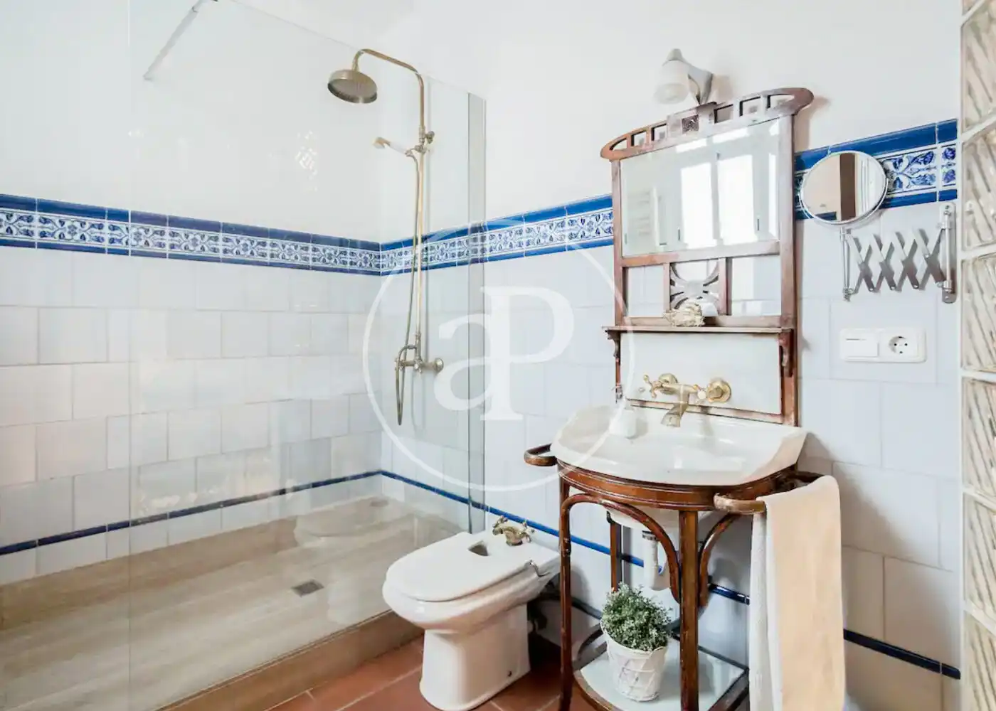 Badezimmer von Wohnung zum Verkauf in Barcelona mit Klimaanlage und Heizung