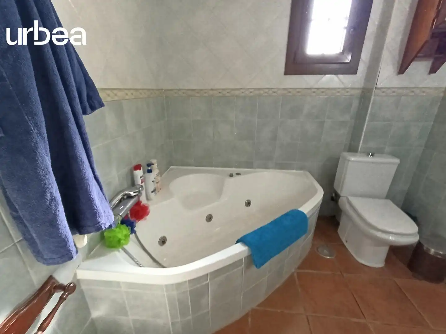 Bany de Casa adosada en venda en Pizarra amb Aire condicionat, Terrassa i Jacuzzi