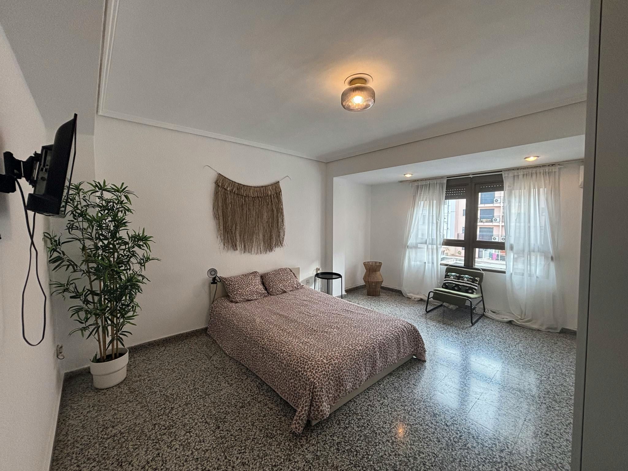 Bedroom of Flat to share in  Valencia Capital  with Air Conditioner, Heating and Washing machine