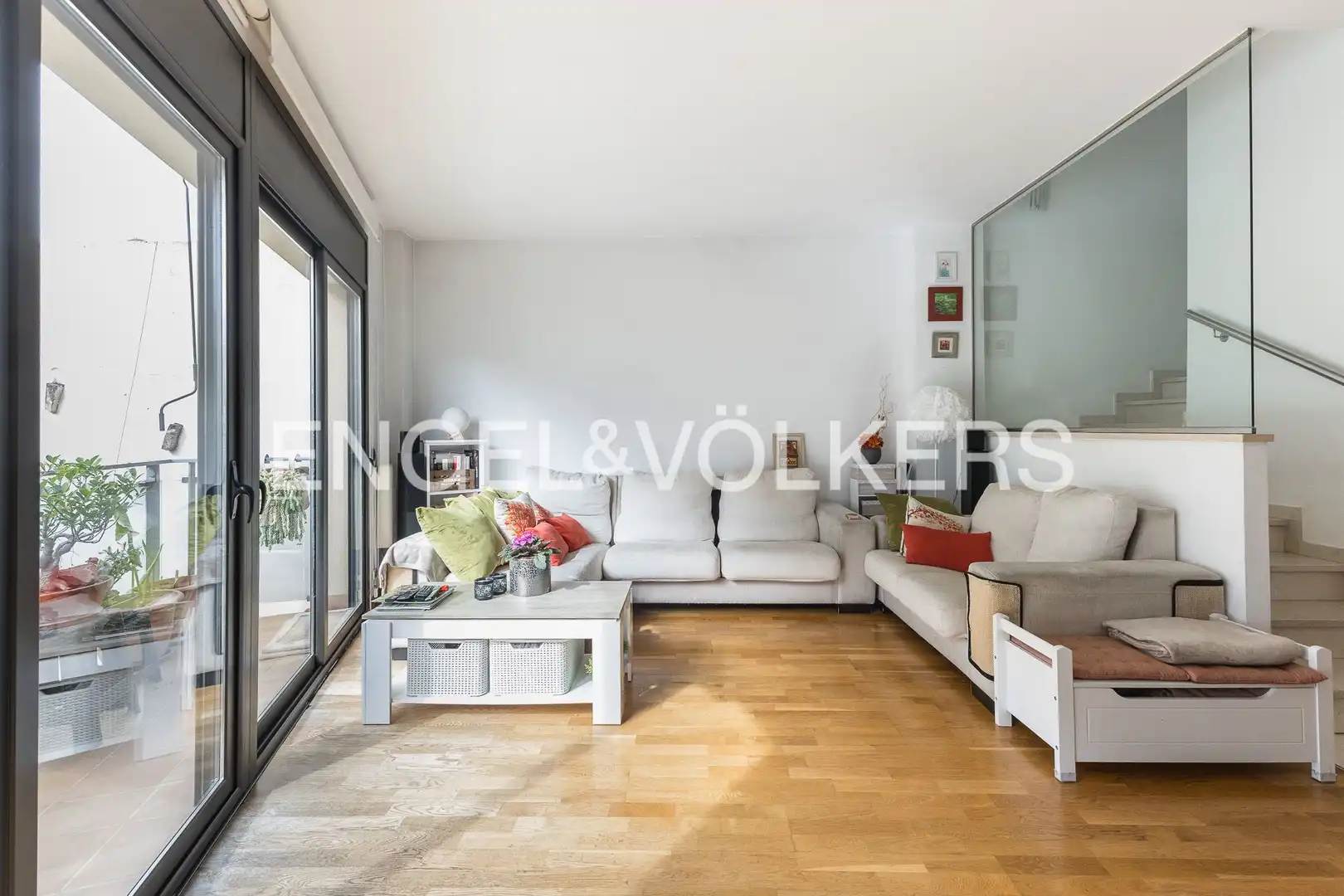 Sala de estar de Casa adosada en venta en Barcelona con Aire acondicionado, Calefacción y Jardín privado