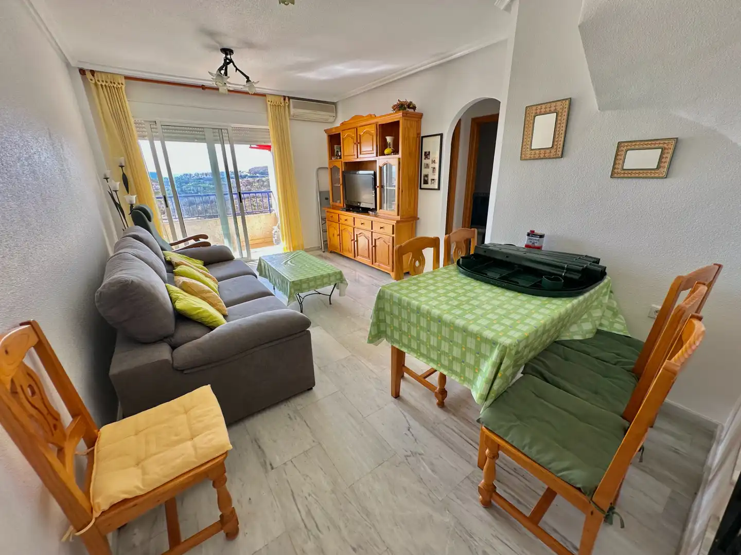 Wohnzimmer von Dachboden zum Verkauf in Guardamar del Segura mit Klimaanlage, Heizung und Terrasse
