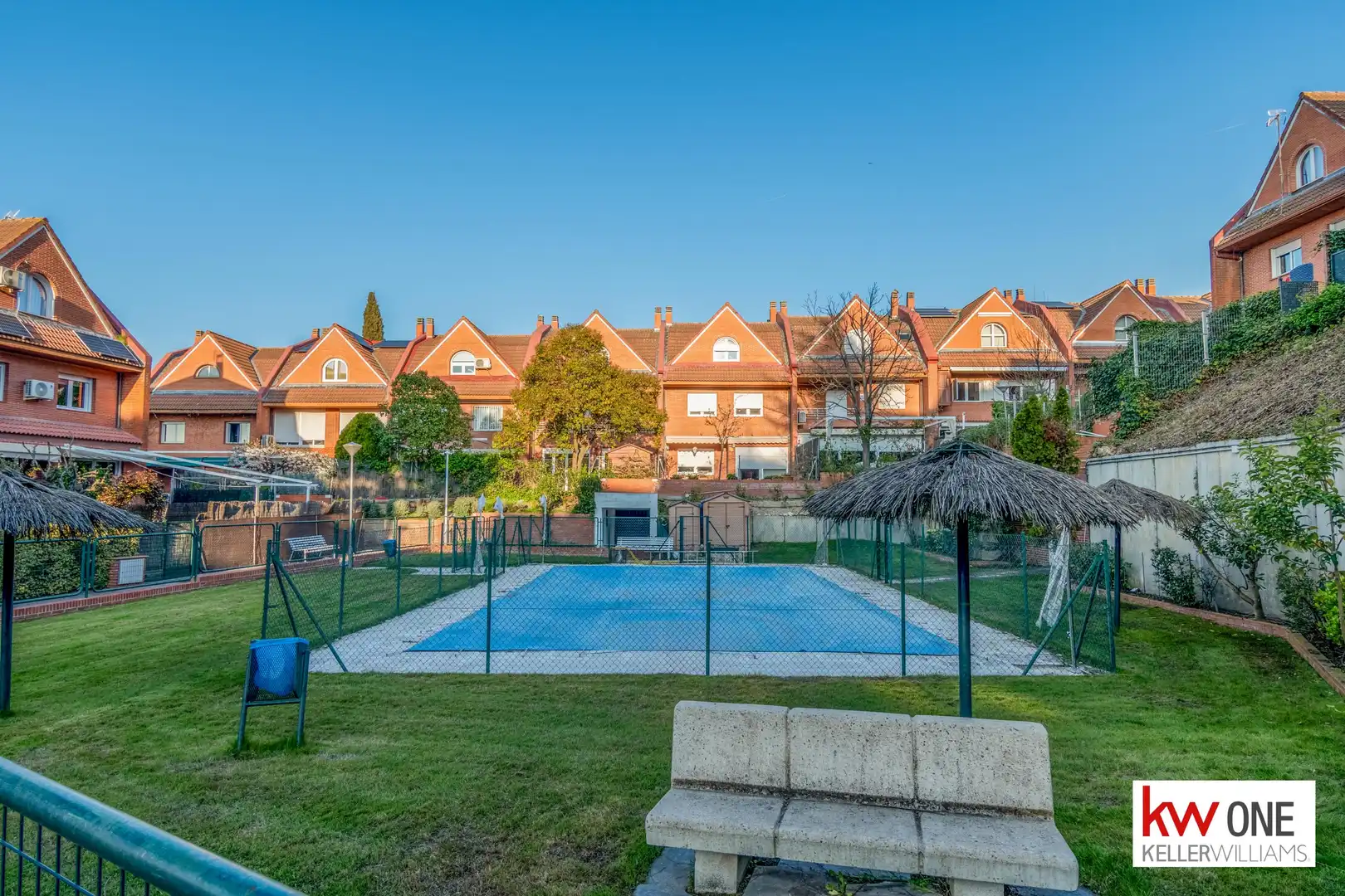 Piscina de Casa adosada de alquiler en Pozuelo de Alarcón con Aire acondicionado, Calefacción y Jardín privado