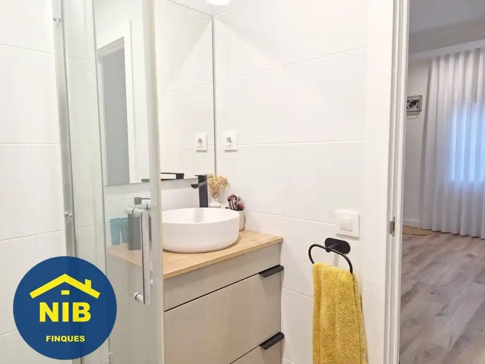 Bathroom of Flat for sale in Barcelona  with Parquet flooring and Storage room