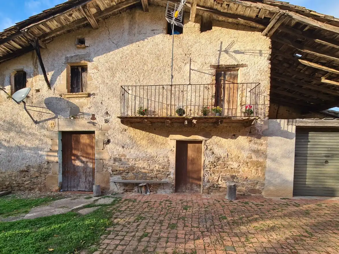 Country house with garden for sale in GI-524 9