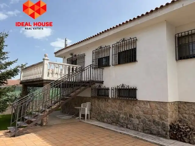 Vista exterior de Casa o chalet en venta en Segovia con Calefacción, Terraza y Balcón