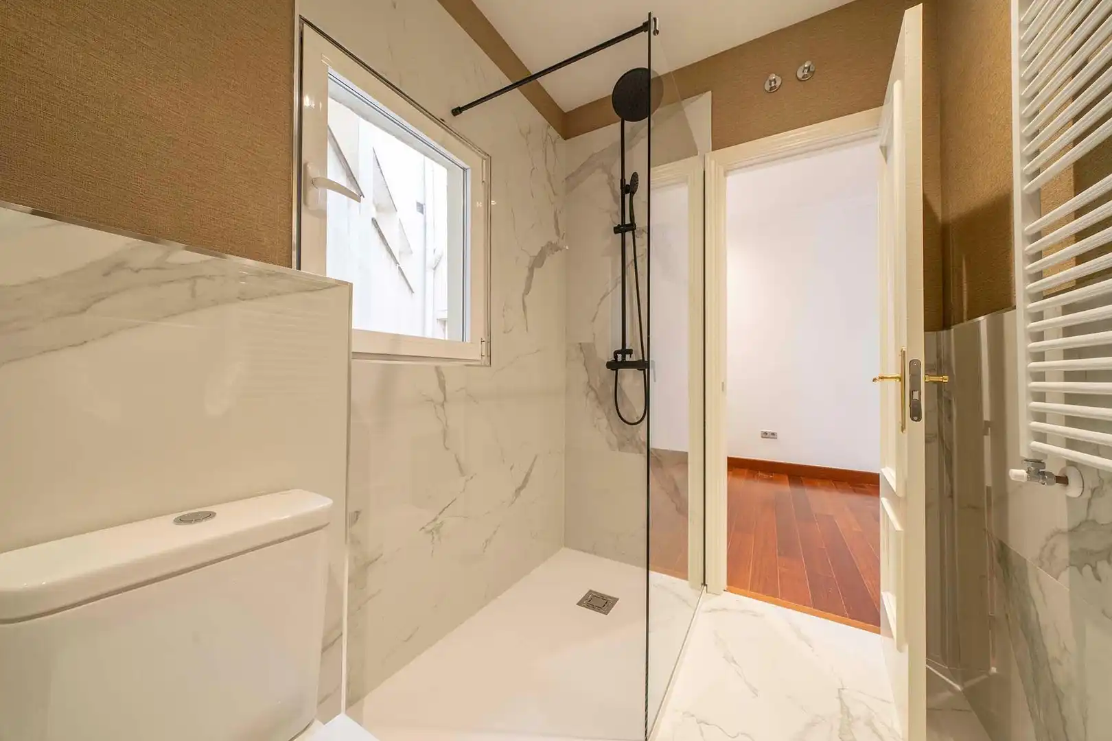 Bathroom of Flat for rent in Madrid  with Air Conditioner, Heating and Balcony