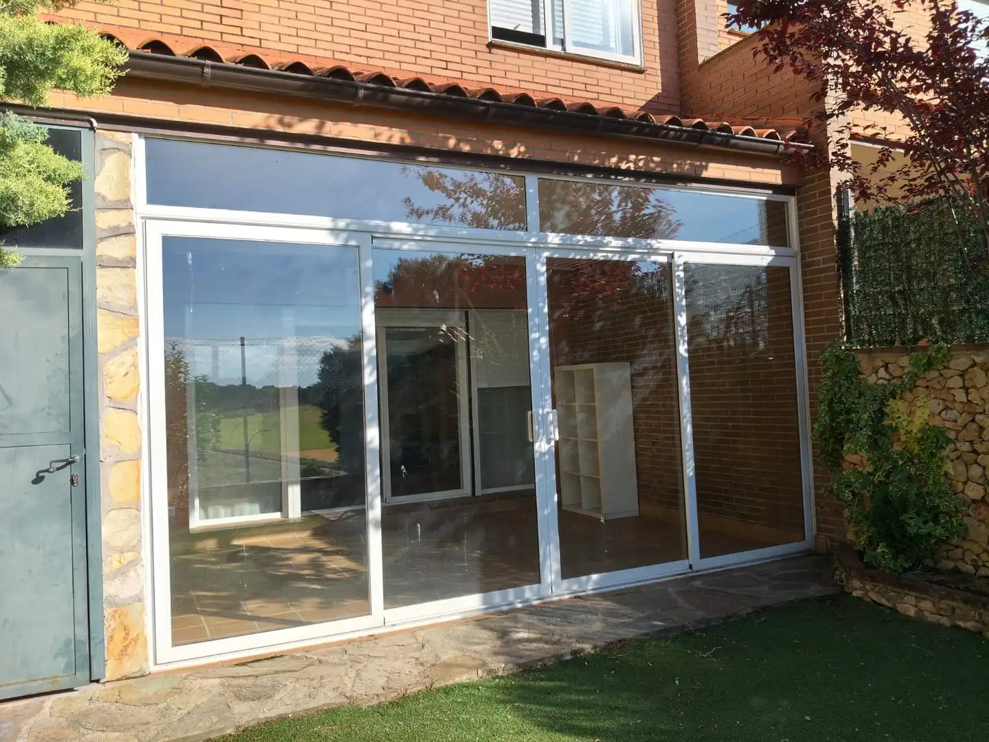 Vista exterior de Casa adosada en venda en Yebes amb Calefacció, Jardí privat i Traster