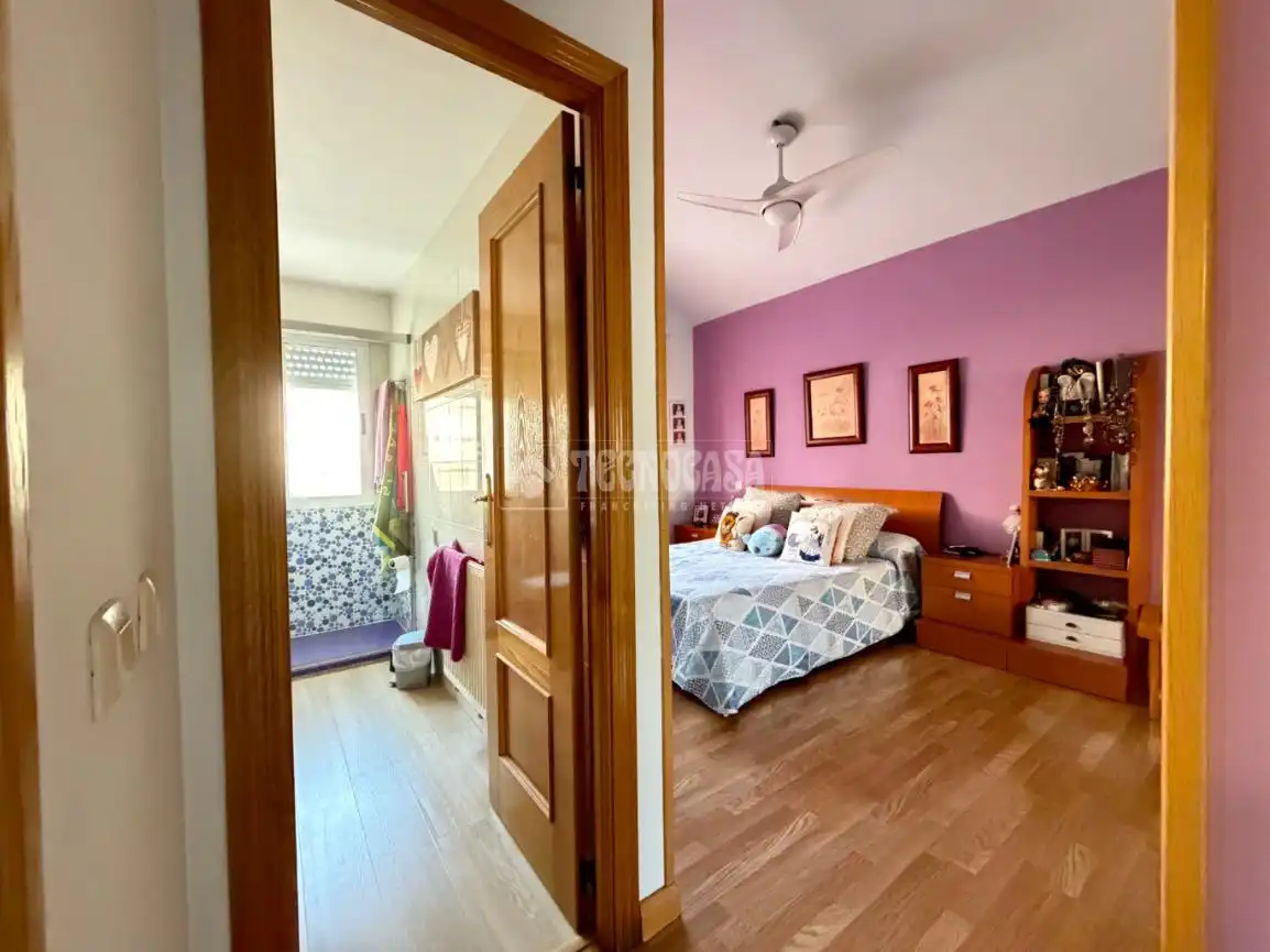 Dormitori de Casa adosada en venda en Velilla de San Antonio amb Aire condicionat, Calefacció i Jardí privat