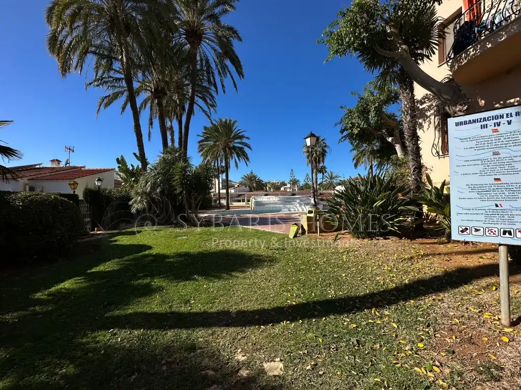 Vista exterior de Apartamento de alquiler en Dénia con Aire acondicionado, Jardín privado y Piscina