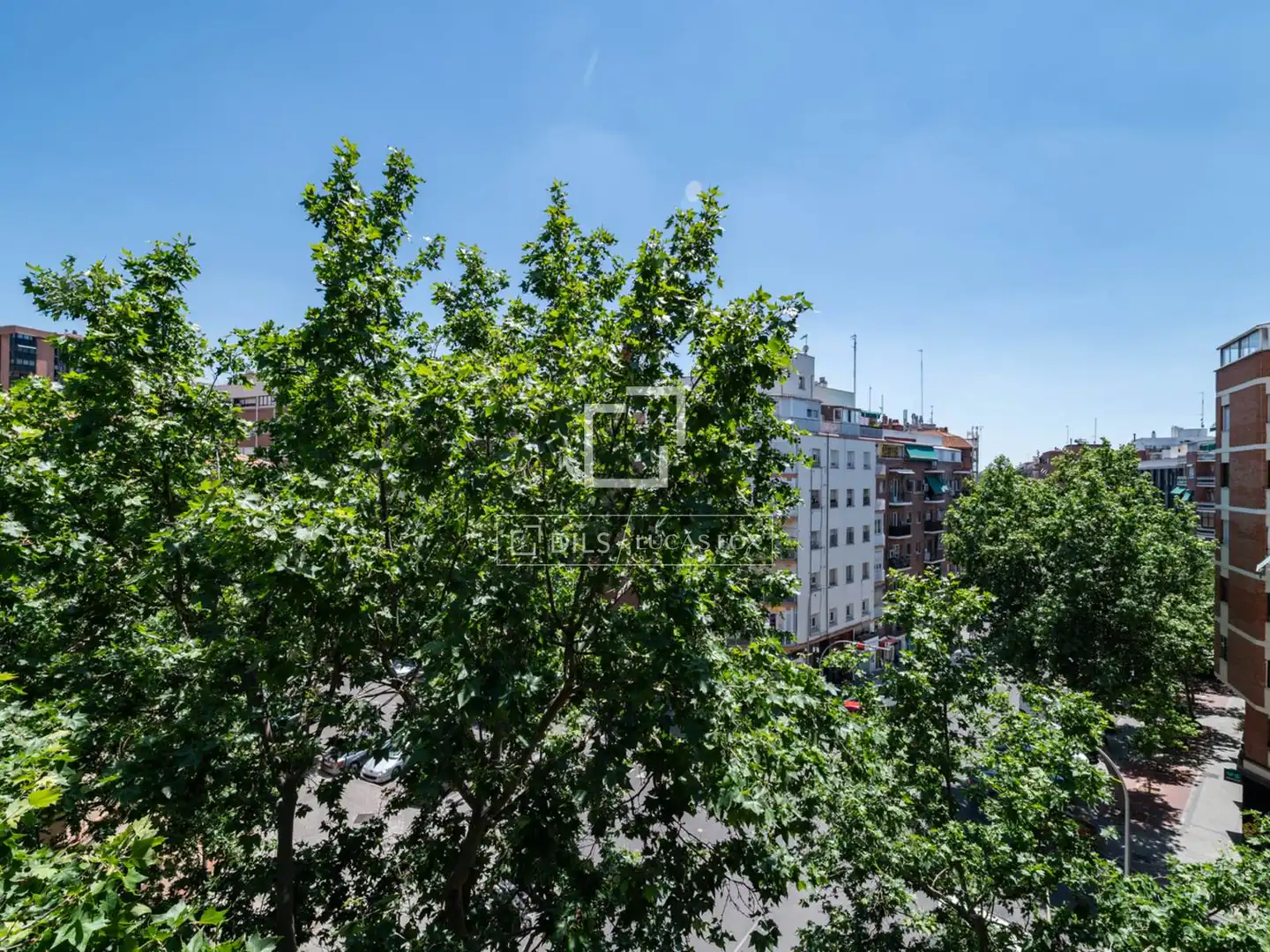 Vista exterior de Pis en venda en Madrid amb Calefacció, Parquet i Moblat