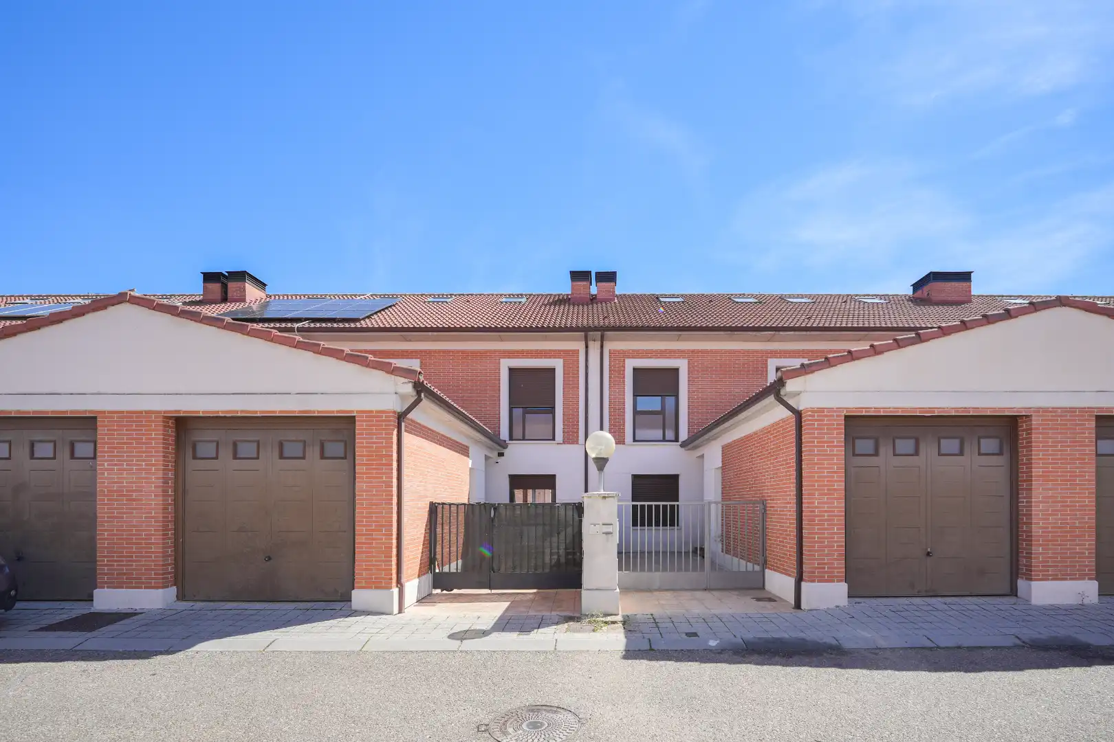 Vista exterior de Casa adosada en venta en Aldeamayor de San Martín con Calefacción, Jardín privado y Parquet