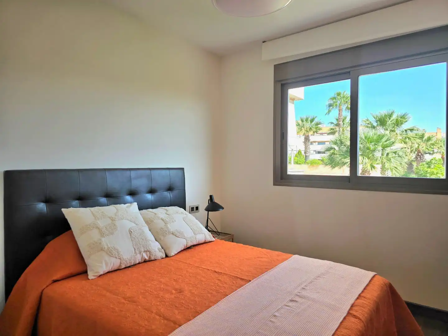 Habitación de Apartamento de alquiler en Torremolinos con Aire acondicionado, Calefacción y Jardín privado