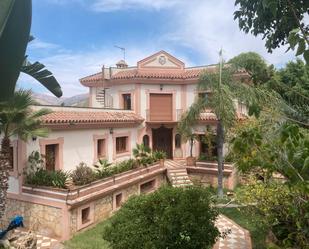 Vista exterior de Casa o xalet en venda en Estepona amb Aire condicionat, Calefacció i Jardí privat