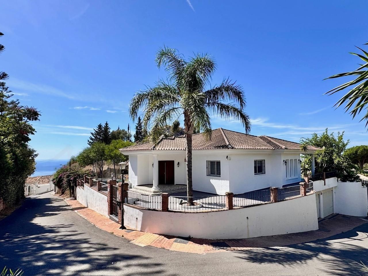 Exterior view of House or chalet for sale in Benalmádena  with Air Conditioner, Heating and Private garden