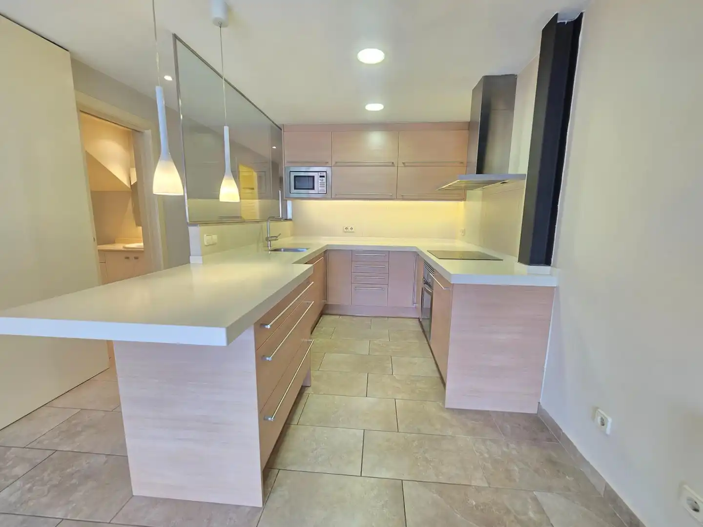 Cocina de Dúplex de alquiler en El Masnou con Aire acondicionado, Calefacción y Jardín privado
